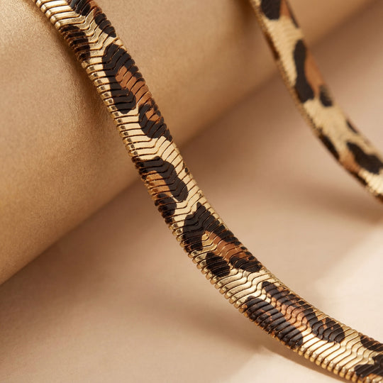 Dettaglio della texture della collana premium, finitura di alta qualità