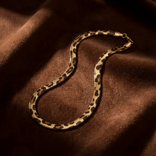 Collana premium color oro, flat lay minimalista, fotografia di prodotto