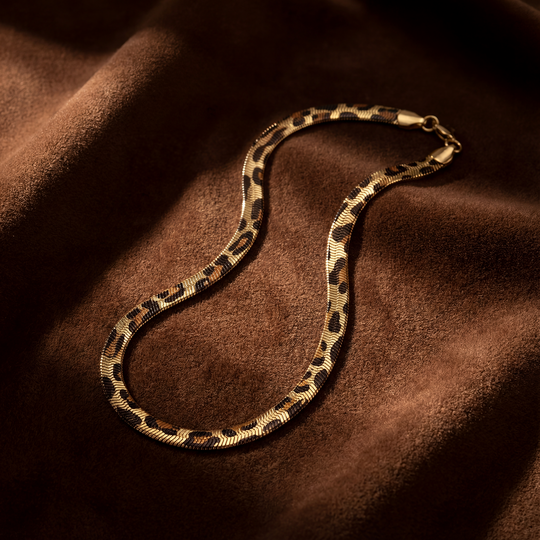 Collana premium color oro, flat lay minimalista, fotografia di prodotto