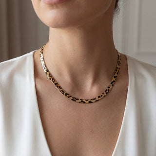 Collana color oro premium indossata, stile elegante, fotografia editoriale